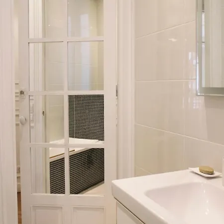 Spacious Haussmannian In 17th *