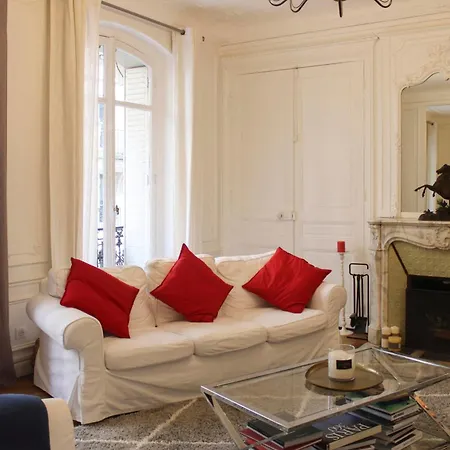 Spacious Haussmannian In 17th Parigi